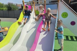 Des enfants descendent le toboggan à 3 glissières