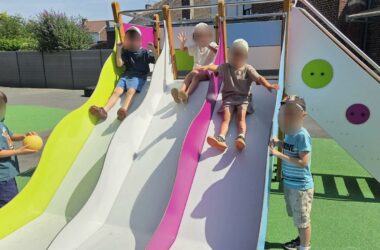 Des enfants descendent le toboggan à 3 glissières